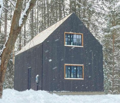 Front view of 20’x35' Oban Cabin located in Bracebridge, Ontario – Summerwood Products