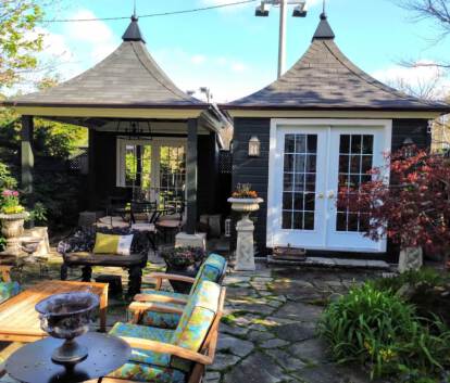 Front view of 10’ x 10' Melbourne Home Studio located in Toronto, Ontario – Summerwood Products