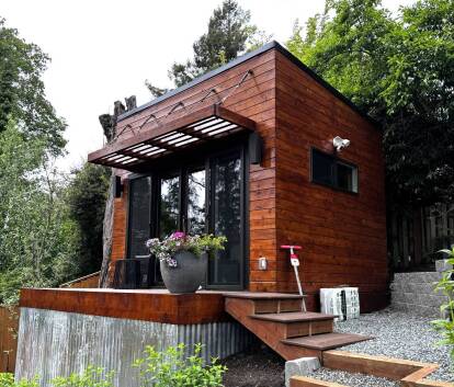 Front right view of 10' x 12' Quadra located in Seattle Washington - Summerwood Products