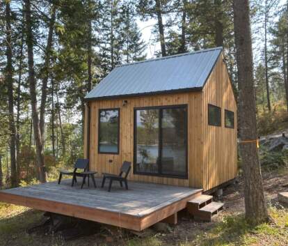Front right view of a 12’ x 14’ Mini Oban cabin located in Polson, MT