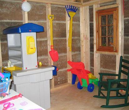 Petite Pentagon Playhouse idea with canexel Summerwood ID number 33086. 