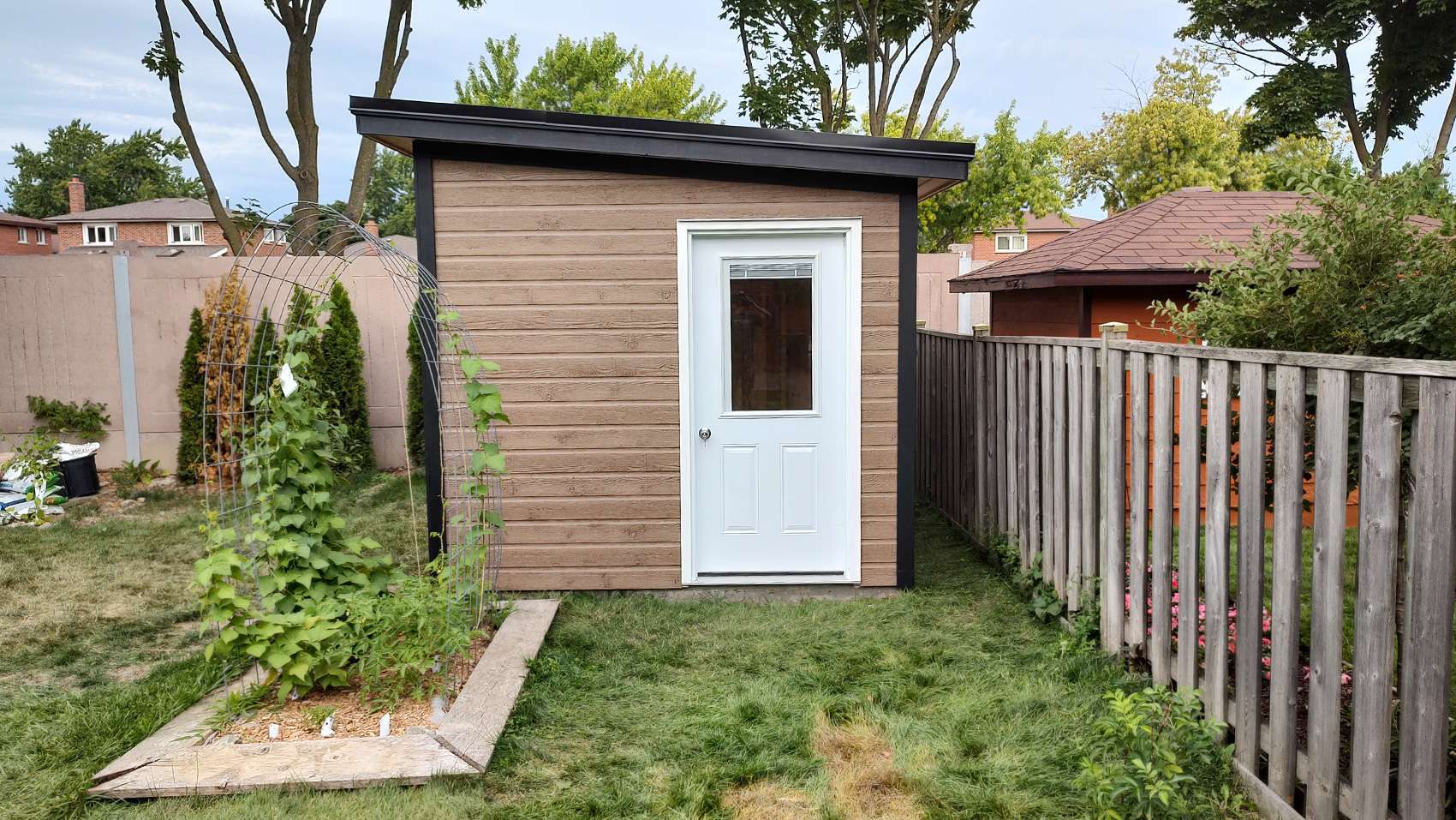 Right side view of 9’ x 11’ Urban Studio home studio located in Mississauga, Ontario – Summerw