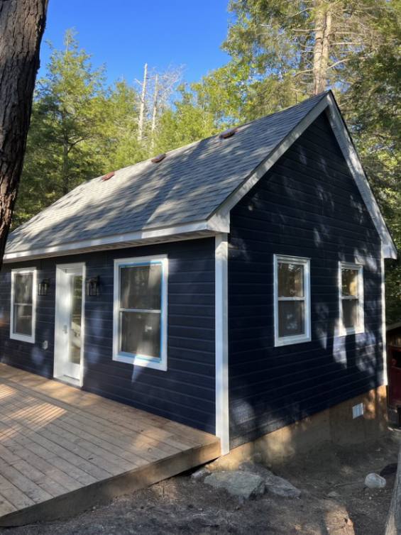 Front right view of 16’ x 24’ Breckenridge cabin located in Algonquin Highlands, Ontario – Sum