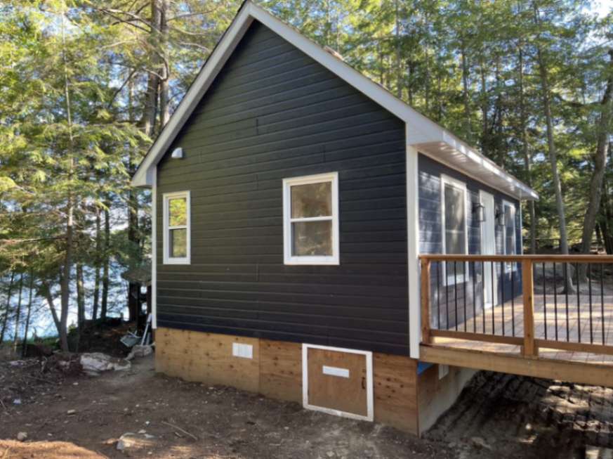 Left side view of 16’ x 24’ Breckenridge cabin located in Algonquin Highlands, Ontario – Summe