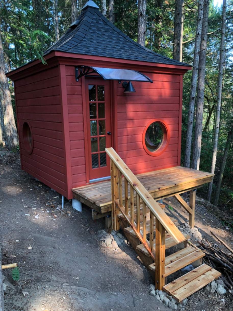 Front view of 10' x 10' Melbourne Home Studio located in Salt Springs, British Columbia - Summerwood