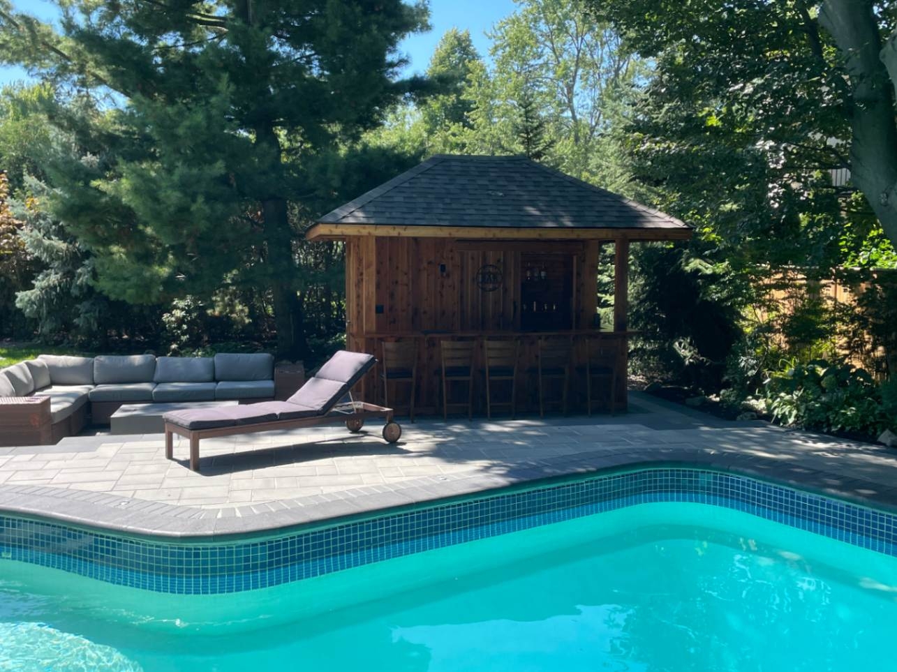 Side view of 8' x 12' Barside Pool Cabana located in Mississauga, Ontario – Summerwood Products