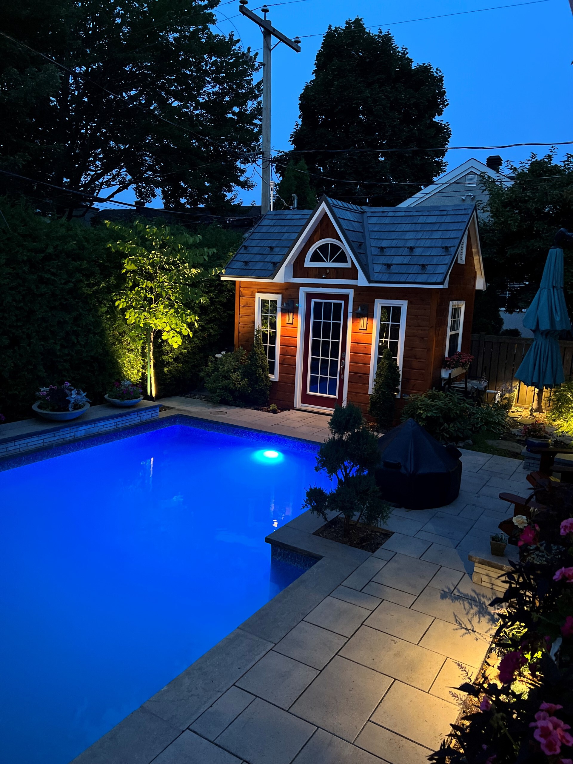 Front view of 8' x 12' Copper Creek Pool House located in Terrebonne, Quebec - Summerwood Products 