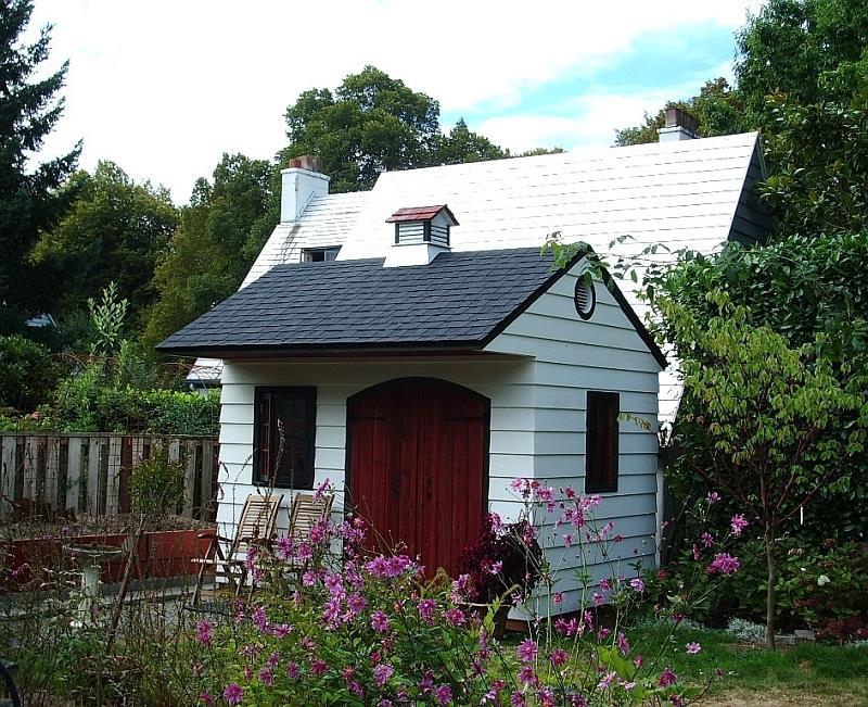 Cedar Glen Echo white Garden Shed 8 x 12 with double arched doors in Portland Oregon. ID number 4124