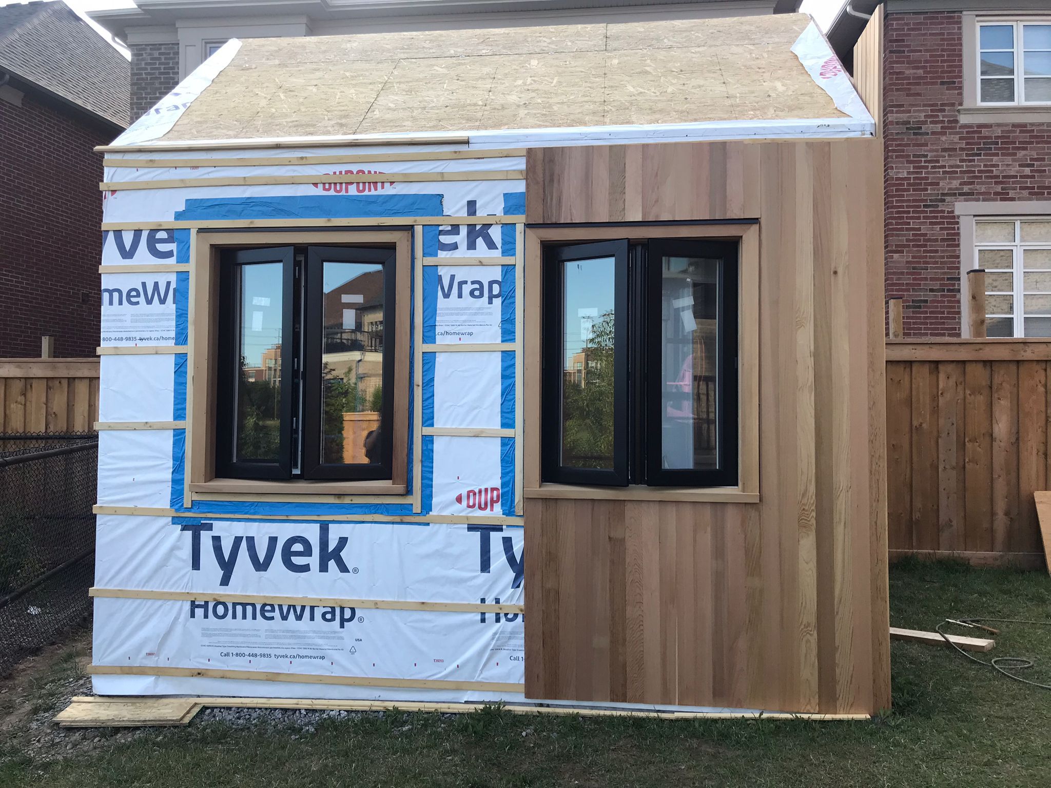 Side view of 9' x 12' Mini Oban Home Studio located in Oakville, Ontario – Summerwood Products